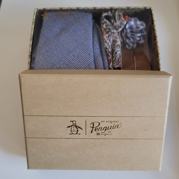 Tie, lapel pin and pocket square set - Picture 3 of 3